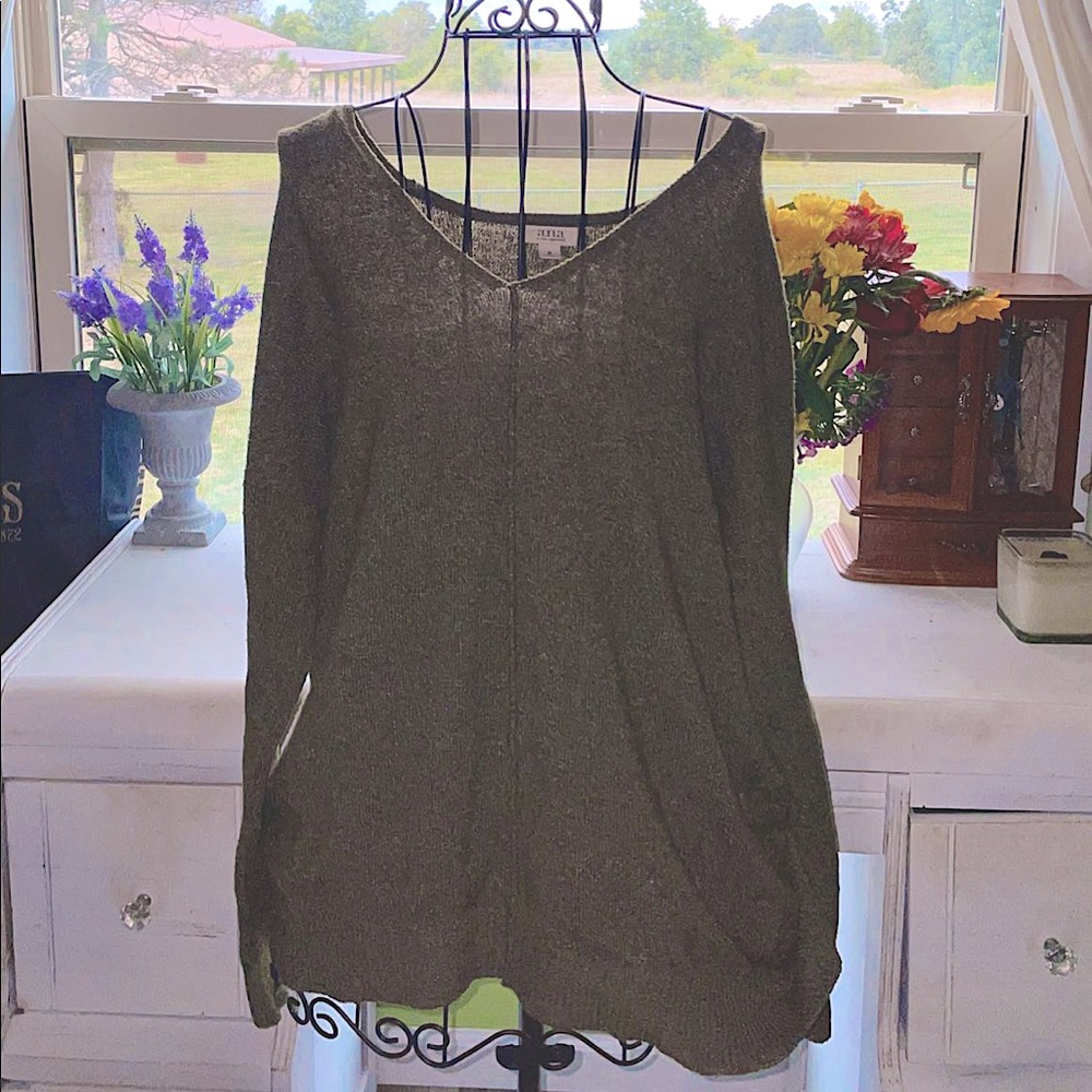 •v-neck sweater•